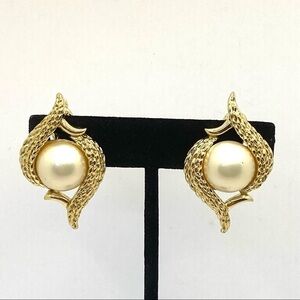 Trifari TM Clip Ons Earrings Faux Pearls 80s 90s